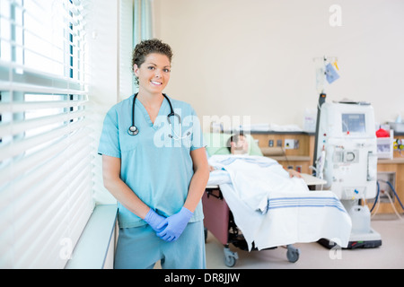 Nurse with patient recevant la dialyse rénale à l'hôpital Banque D'Images