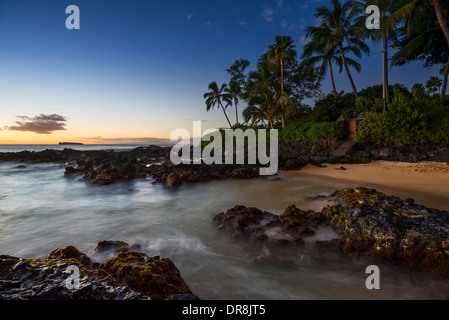 Belle plage secrète et isolée à Maui, Hawaii. Banque D'Images