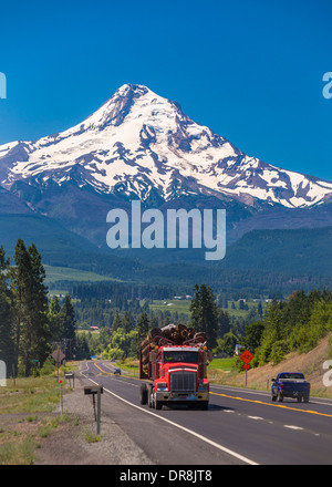 HOOD RIVER, Oregon, USA - Camion de bois sur la route 35 et Mount Hood, un pied 11 240 volcan de la gamme Cascades. Banque D'Images