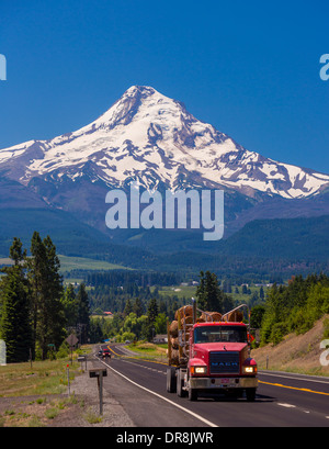 HOOD RIVER, Oregon, USA - Camion de bois sur la route 35 et Mount Hood, un pied 11 240 volcan de la gamme Cascades. Banque D'Images