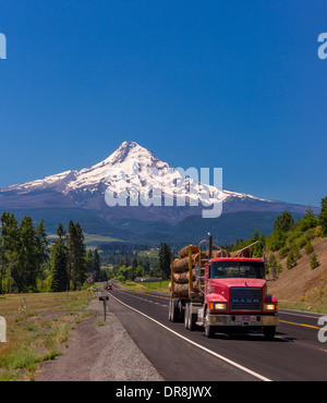 HOOD RIVER, Oregon, USA - Camion de bois sur la route 35 et Mount Hood, un pied 11 240 volcan de la gamme Cascades. Banque D'Images