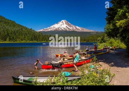 CAMP DU GOUVERNEMENT DE L'Oregon, USA,- Personnes, canots et kayaks au Trillium Lake et le mont Hood. Banque D'Images