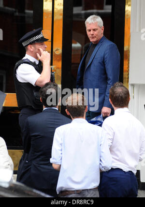 Un porte-parole de l'atmosphère le fondateur de WikiLeaks, Julian Assange arrive à l'ambassade d'Equateur à Londres, où M. Assange est en quête d'asile Londres, Angleterre - 21.06.12 Banque D'Images