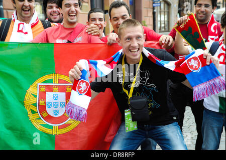 Atmosphère Fans de Portugal et République tchèque montrent leur soutien avant les équipes alignées les unes contre les autres dans le trimestre dernier stade de l'Euro 2012 Varsovie, Pologne - 21.06.12 Banque D'Images