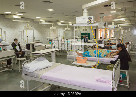 Les patients recevant une chimiothérapie à l'hôpital du cancer à la spécialiste muni Seva Ashram à Goraj, près de Vadodara, Inde Banque D'Images