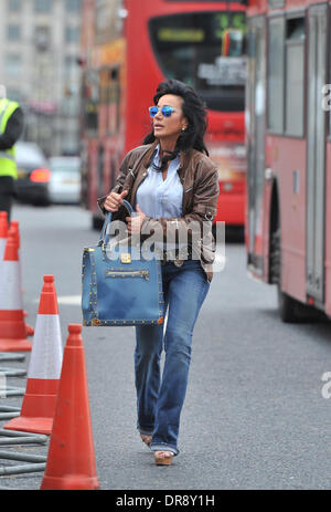 Nancy dell'Olio Journée internationale des veuves - Celebrity célébrités à pied de chèvre mener troupeau de chèvres sur le pont de Londres pour marquer la Journée internationale des veuves. Londres, Angleterre - 23.06.12 Banque D'Images