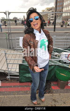 Nancy dell'Olio Journée internationale des veuves - Celebrity célébrités à pied de chèvre mener troupeau de chèvres sur le pont de Londres pour marquer la Journée internationale des veuves. Londres, Angleterre - 23.06.12 Banque D'Images