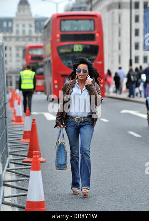 Nancy dell'Olio Journée internationale des veuves - Celebrity à pied de chèvre. Plomb célébrités troupeau de chèvres sur le pont de Londres pour marquer la Journée internationale des veuves. Londres, Angleterre - 23.06.12 Banque D'Images