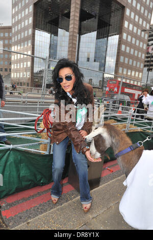 Nancy dell'Olio Journée internationale des veuves - Celebrity célébrités à pied de chèvre mener troupeau de chèvres sur le pont de Londres pour marquer la Journée internationale des veuves. Londres, Angleterre - 23.06.12 Banque D'Images