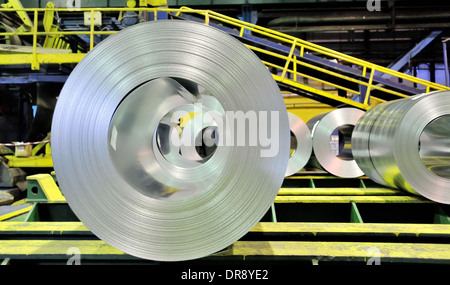 Rouleaux de métal fer blanc à l'intérieur de l'usine Banque D'Images