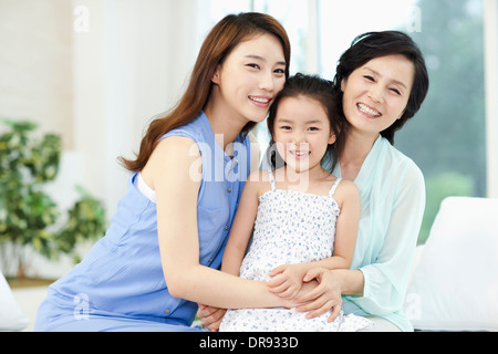 Une femme avec sa fille et petite fille sur un canapé Banque D'Images