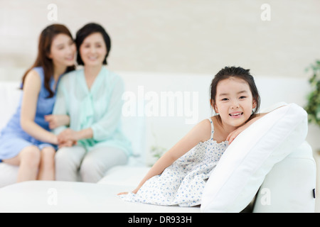 Une femme avec sa fille et petite fille dans la chambre Banque D'Images