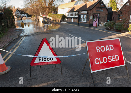La misère pour les propriétaires de maison comme les débordements de la rivière Darent dans la campagne environnante à Eynesford créant de nouvelles route fermée de la plaine Banque D'Images