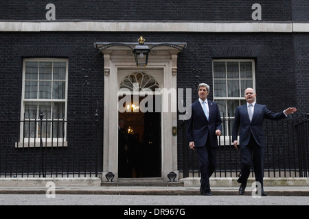 Le secrétaire d'Etat américain John Kerry (L) et son homologue britannique William Hague (R) à l'extérieur numéro 10 Downing Street avant leur Banque D'Images