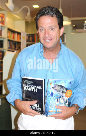 WABC-TV Météorologue Bill Evans participe à une séance de signature de 'Il pleut des poissons et des araignées" BookHampton à Southampton, New York - 23.06.12 Banque D'Images