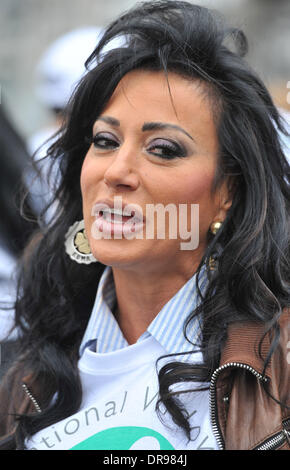 Nancy dell'Olio Journée internationale des veuves - Celebrity célébrités à pied de chèvre mener troupeau de chèvres sur le pont de Londres pour marquer la Journée internationale des veuves. Londres, Angleterre - 23.06.12 Banque D'Images