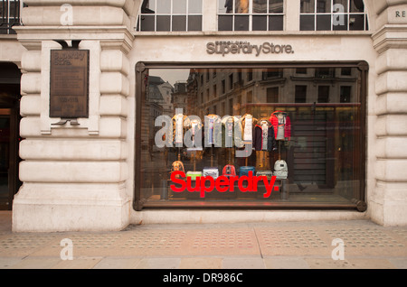 Affichage de la fenêtre du magasin Superdry à Regent Street dans le West End de Londres Banque D'Images