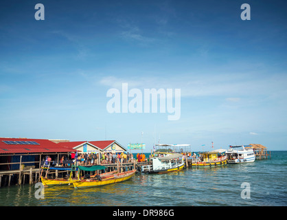 Ferries à l'île de Koh rong pier près de Sihanoukville au Cambodge Banque D'Images