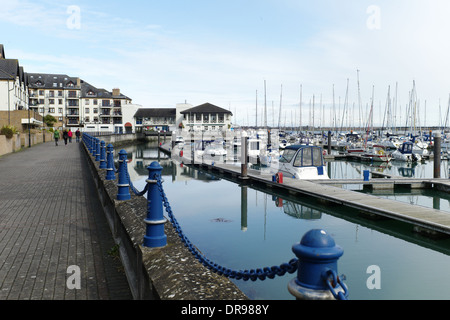 Le port de plaisance avec ses bateaux et les appartements à Malahide, Dublin, Irlande Banque D'Images