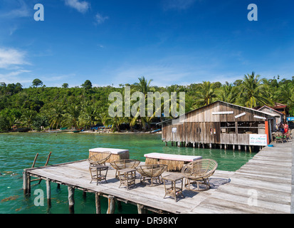 Ancienne jetée en bois restaurant à l'île de Koh rong au Cambodge Banque D'Images