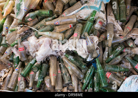 Bouteilles en verre vides pour recyclage sous-évaluées en Inde Banque D'Images