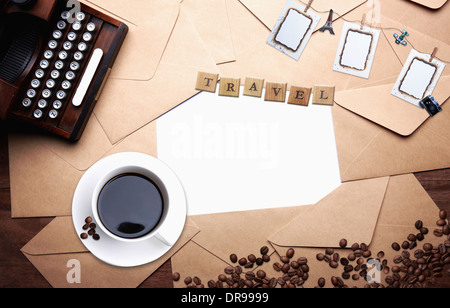 Une tasse de café à côté d'un type writer Banque D'Images