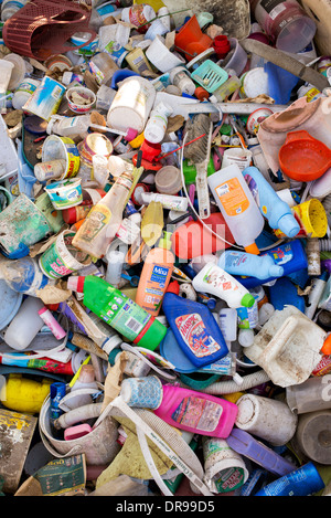 Les bouteilles en plastique vides à la personne faisant l'objet de recyclage dans l'Inde