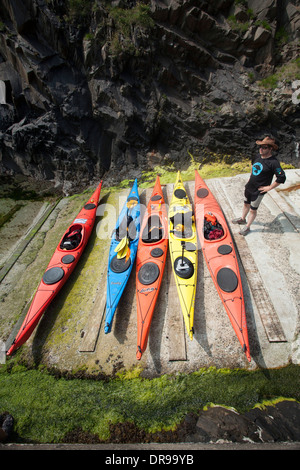 Kayaks de mer sur le feuillet à Malin Beg, comté de Donegal, Irlande. Banque D'Images