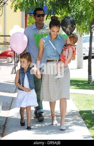 Jessica Alba, Cash Warren, Honor Marie et Haven dehors et environ dans la région de West Hollywood Los Angeles, Californie - 23.06.12 Banque D'Images