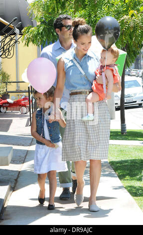 Jessica Alba, Cash Warren, Honor Marie et Haven dehors et environ dans la région de West Hollywood Los Angeles, Californie - 23.06.12 Banque D'Images