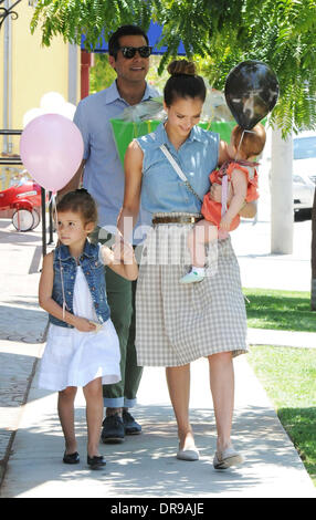 Jessica Alba, Cash Warren, Honor Marie et Haven dehors et environ dans la région de West Hollywood Los Angeles, Californie - 23.06.12 Banque D'Images