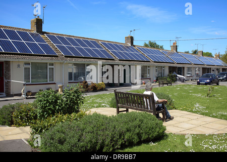 Les cellules photovoltaïques sur les toits d'une terrasse de plain-logement social, près de châtaignier, Clevedon, Somerset. Banque D'Images