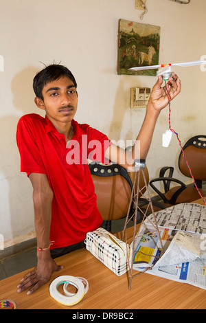 Un étudiant faisant un ventilateur alimenté par l'électricité solaire à l'Ashram de Seva Muni Goraj, près de Vadodara, Inde Banque D'Images