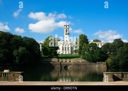 Bâtiment de l'Université de Nottingham Trent, et le lac. Banque D'Images