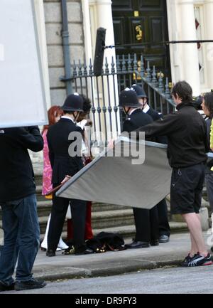 Andre 3000 & Hayley Atwell Dublin a été transformé en Londres dans le Swinging Sixties pour le biopic Jimi Hendrix 'Tout est à mes côtés". Dans cette scène, Andre 3000 & Hayley Atwell marchent le long de la rue et faire l'objet d'une recherche par trois Bobbies sur le temps le mécontentement du personnage de Hayley Atwell, Dublin, Irlande - 25.06.12 Banque D'Images