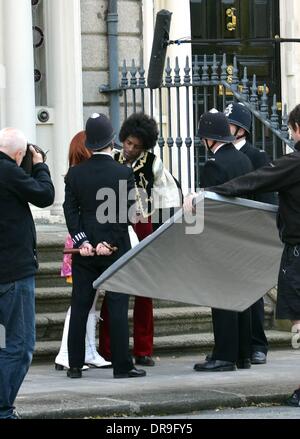 Andre 3000 & Hayley Atwell Dublin a été transformé en Londres dans le Swinging Sixties pour le biopic Jimi Hendrix 'Tout est à mes côtés". Dans cette scène, Andre 3000 & Hayley Atwell marchent le long de la rue et faire l'objet d'une recherche par trois Bobbies sur le temps le mécontentement du personnage de Hayley Atwell, Dublin, Irlande - 25.06.12 Banque D'Images