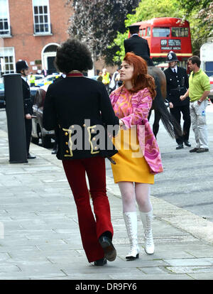 Andre 3000 & Hayley Atwell Dublin a été transformé en Londres dans le Swinging Sixties pour le biopic Jimi Hendrix 'Tout est à mes côtés". Dans cette scène, Andre 3000 & Hayley Atwell marchent le long de la rue et faire l'objet d'une recherche par trois Bobbies sur le temps le mécontentement du personnage de Hayley Atwell, Dublin, Irlande - 25.06.12 Banque D'Images