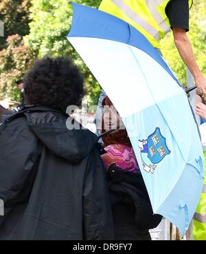 Andre 3000 & Hayley Atwell Dublin a été transformé en Londres dans le Swinging Sixties pour le biopic Jimi Hendrix 'Tout est à mes côtés". Dans cette scène, Andre 3000 & Hayley Atwell marchent le long de la rue et faire l'objet d'une recherche par trois Bobbies sur le temps le mécontentement du personnage de Hayley Atwell, Dublin, Irlande - 25.06.12 Banque D'Images