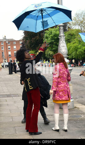 Andre 3000 & Hayley Atwell Dublin a été transformé en Londres dans le Swinging Sixties pour le biopic Jimi Hendrix 'Tout est à mes côtés". Dans cette scène, Andre 3000 & Hayley Atwell marchent le long de la rue et faire l'objet d'une recherche par trois Bobbies sur le temps le mécontentement du personnage de Hayley Atwell, Dublin, Irlande - 25.06.12 Banque D'Images