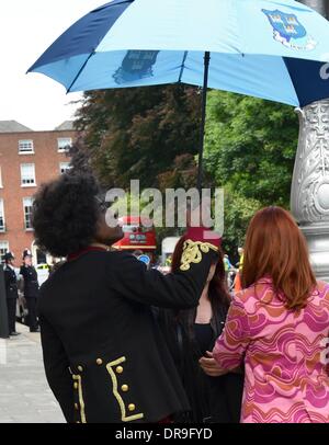 Andre 3000 & Hayley Atwell Dublin a été transformé en Londres dans le Swinging Sixties pour le biopic Jimi Hendrix 'Tout est à mes côtés". Dans cette scène, Andre 3000 & Hayley Atwell marchent le long de la rue et faire l'objet d'une recherche par trois Bobbies sur le temps le mécontentement du personnage de Hayley Atwell, Dublin, Irlande - 25.06.12 Banque D'Images