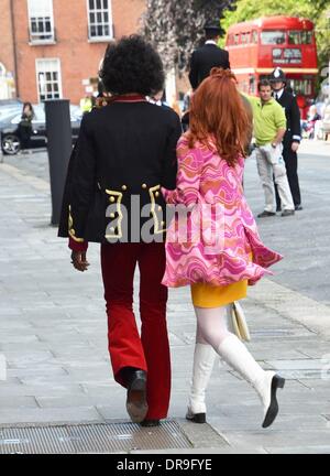 Andre 3000 & Hayley Atwell Dublin a été transformé en Londres dans le Swinging Sixties pour le biopic Jimi Hendrix 'Tout est à mes côtés". Dans cette scène, Andre 3000 & Hayley Atwell marchent le long de la rue et faire l'objet d'une recherche par trois Bobbies sur le temps le mécontentement du personnage de Hayley Atwell, Dublin, Irlande - 25.06.12 Banque D'Images