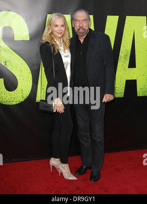 John Paul DeJoria, Eloise Broady DeJoria La première de "sauvages" à Westwood Village - Arrivées Los Angeles, Californie - 25.06.12 Banque D'Images