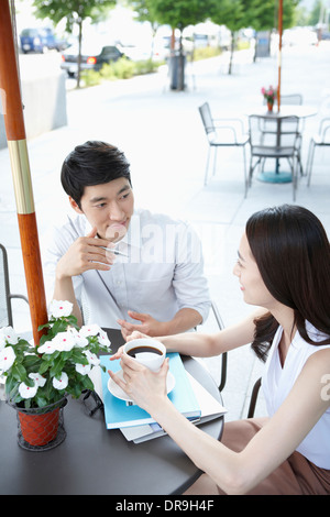 Un homme et une femme ayant un café Banque D'Images