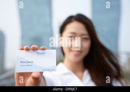 Une femme d'affaires montrant carte Banque D'Images