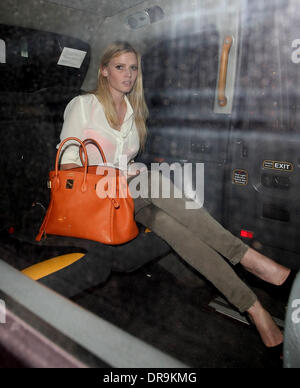 Lara Stone quittant le restaurant Nobu à Mayfair. Londres, Angleterre - 26.06.12 Banque D'Images