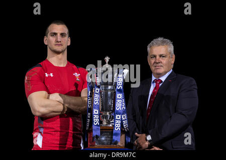 Londres, Royaume-Uni. 22 janvier, 2014. Le capitaine du Pays de Galles Sam WARBURTON avec l'entraîneur Warren Gatland durant le tournoi des Six Nations media lancer depuis le Club de Hurlingham. Credit : Action Plus Sport/Alamy Live News Banque D'Images