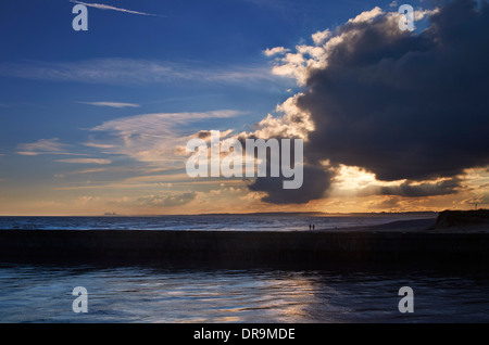 Vue sur l'estuaire de la rivière Blyth à Southwold Harbour avec parc nucléaire de Sizewell distance Suffolk Angleterre Banque D'Images