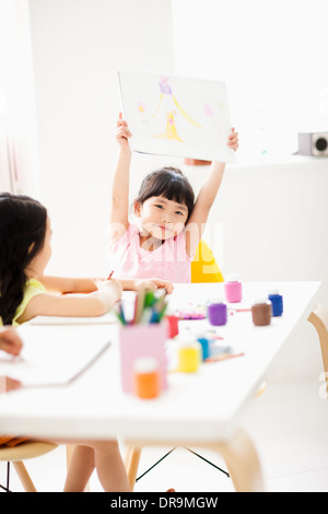 Les enfants jouent avec les couleurs de doigt Banque D'Images