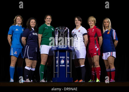 Londres, Royaume-Uni. 22 janvier, 2014. Chefs des équipes de femmes posent avec les Six Nations Trophy au cours du tournoi des Six Nations media lancer depuis le Club de Hurlingham. Credit : Action Plus Sport/Alamy Live News Banque D'Images