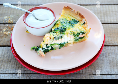 Délicieux morceau de quiche au saumon fumé et de crème sure, de l'alimentation Banque D'Images